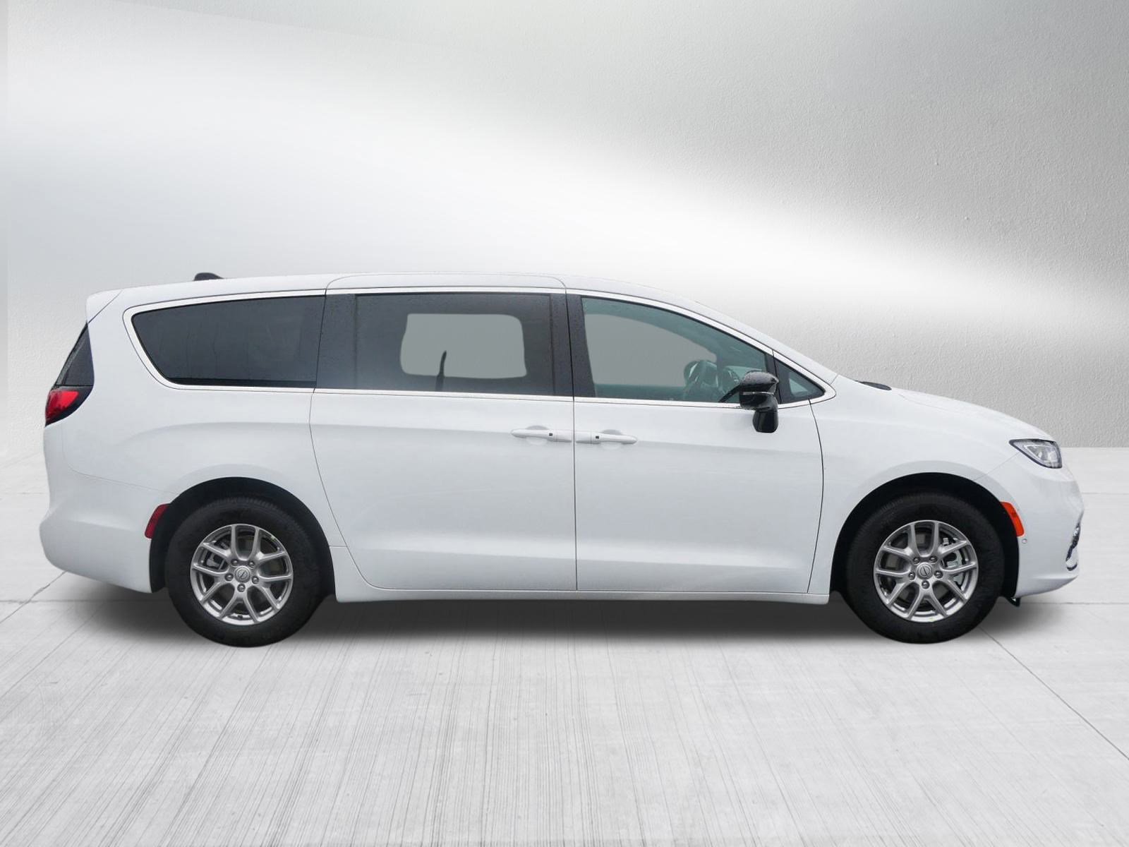 2026 Chrysler Pacifica photo 8