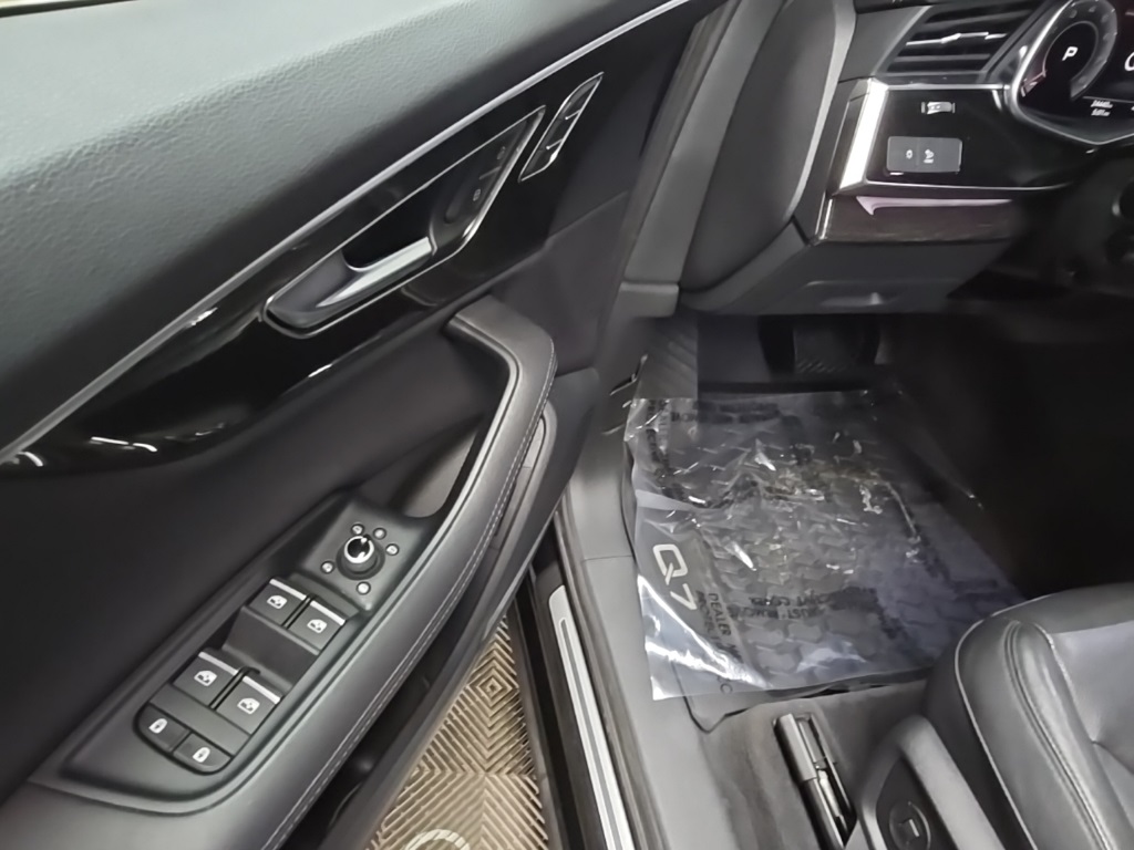 2023 Audi Q7 55 Premium Plus photo 28