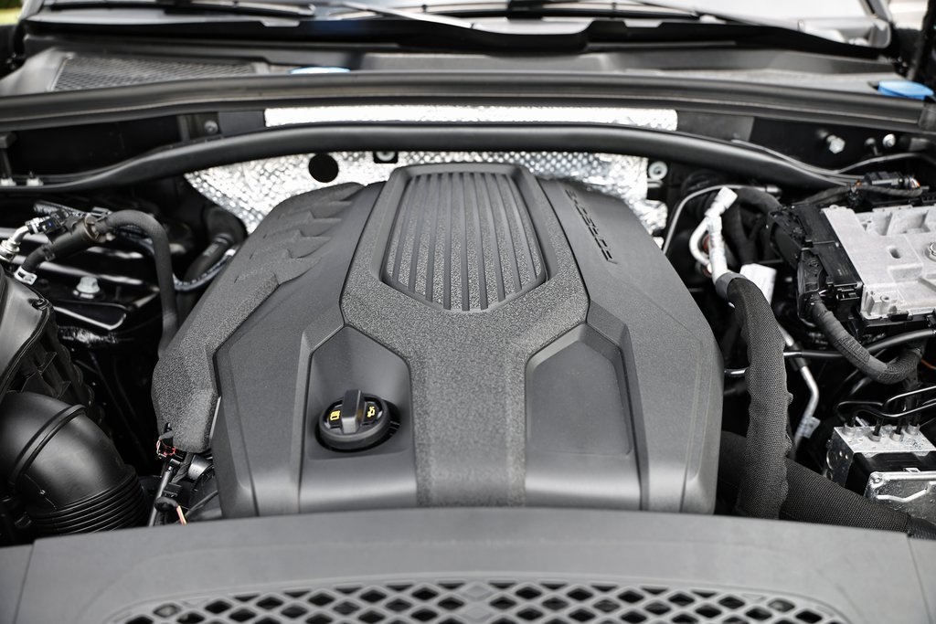 2025 Porsche Macan T photo 34