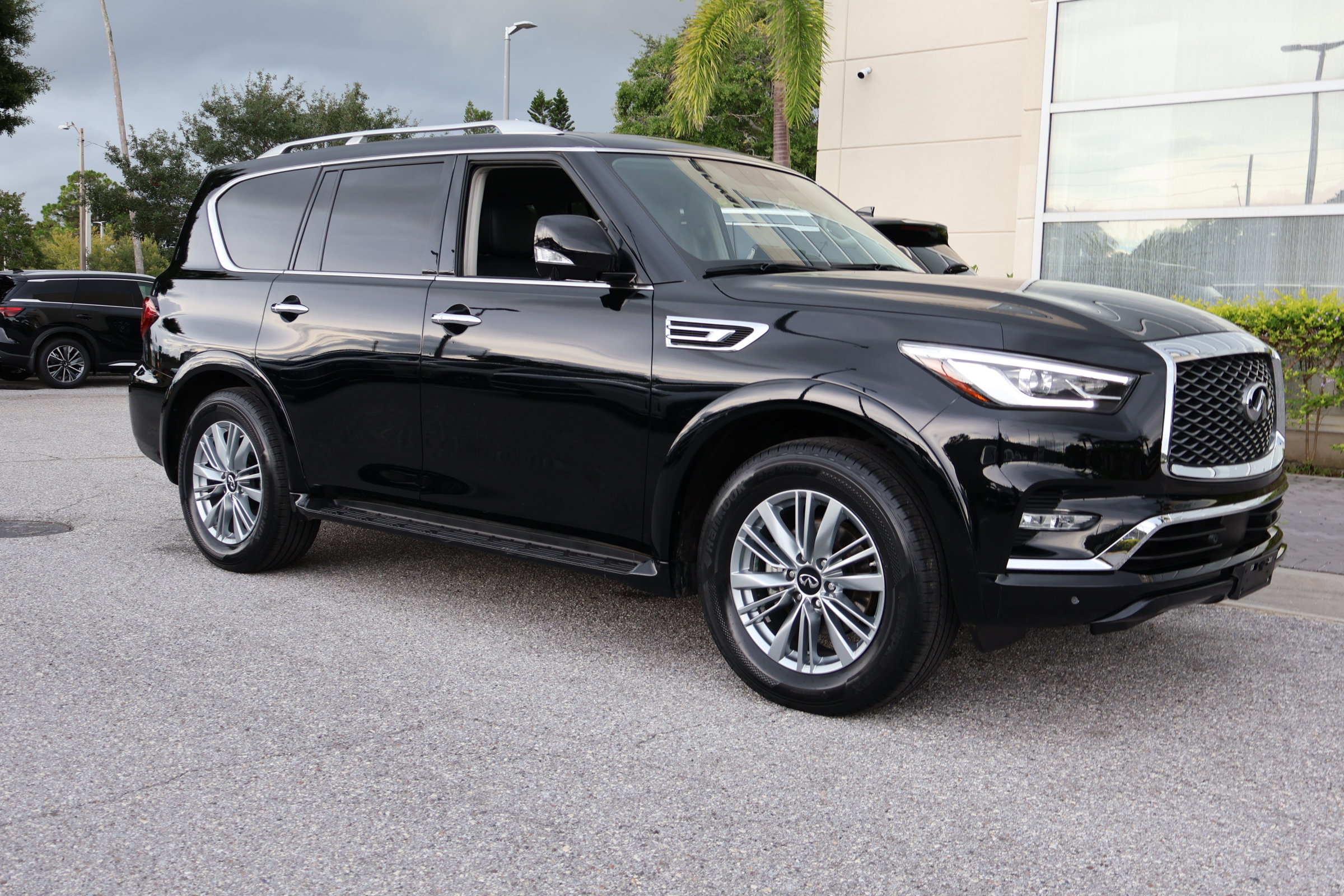 2022 Infiniti QX80 Luxe photo 10