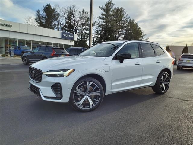 2025 Volvo XC60 Hybrid T8 photo 2