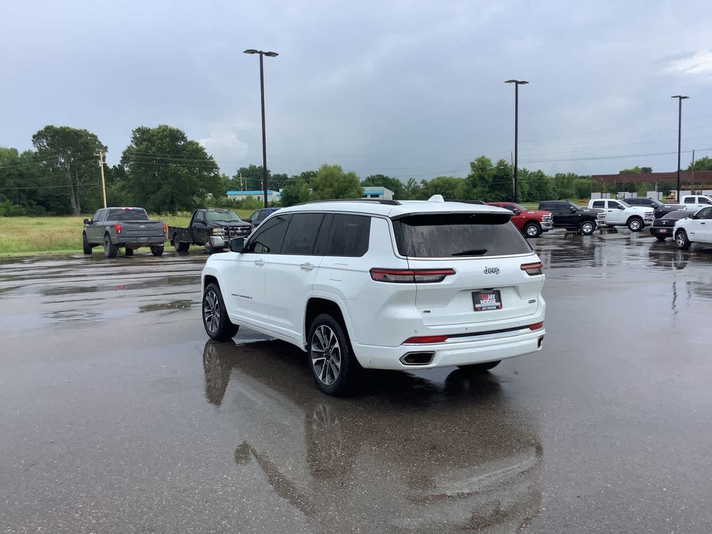 2022 Jeep Grand Cherokee Overland photo 2