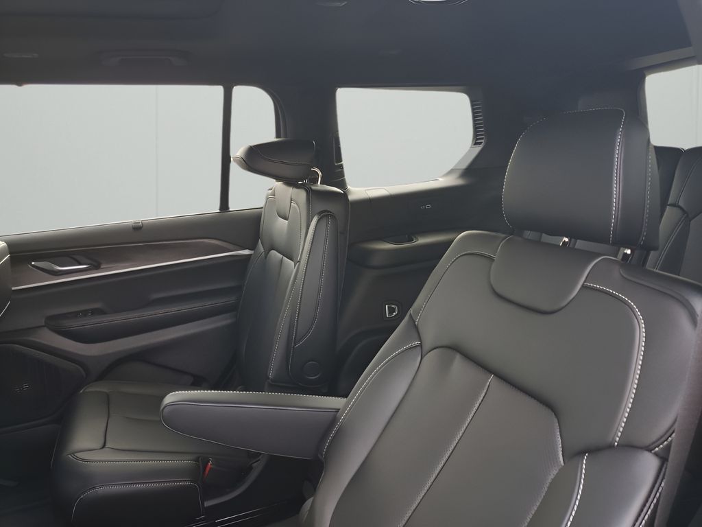 2025 Jeep Grand Cherokee Limited photo 17