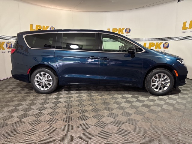 2025 Chrysler Pacifica photo 3