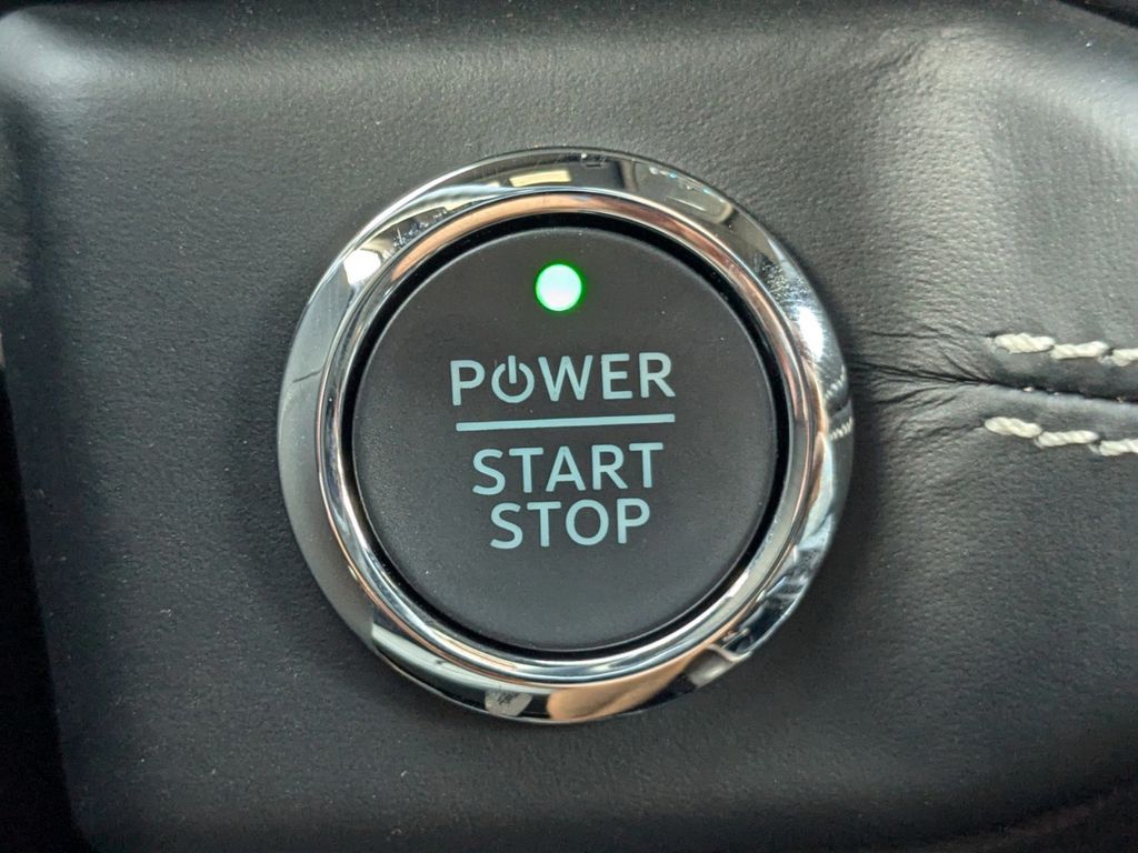 2025 Ford F-150 Lightning Platinum photo 31