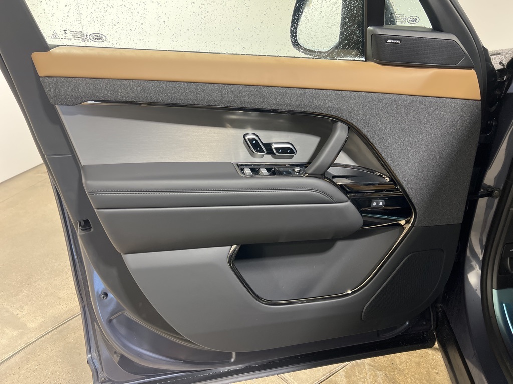 2025 Land Rover Range Rover Sport SE photo 8