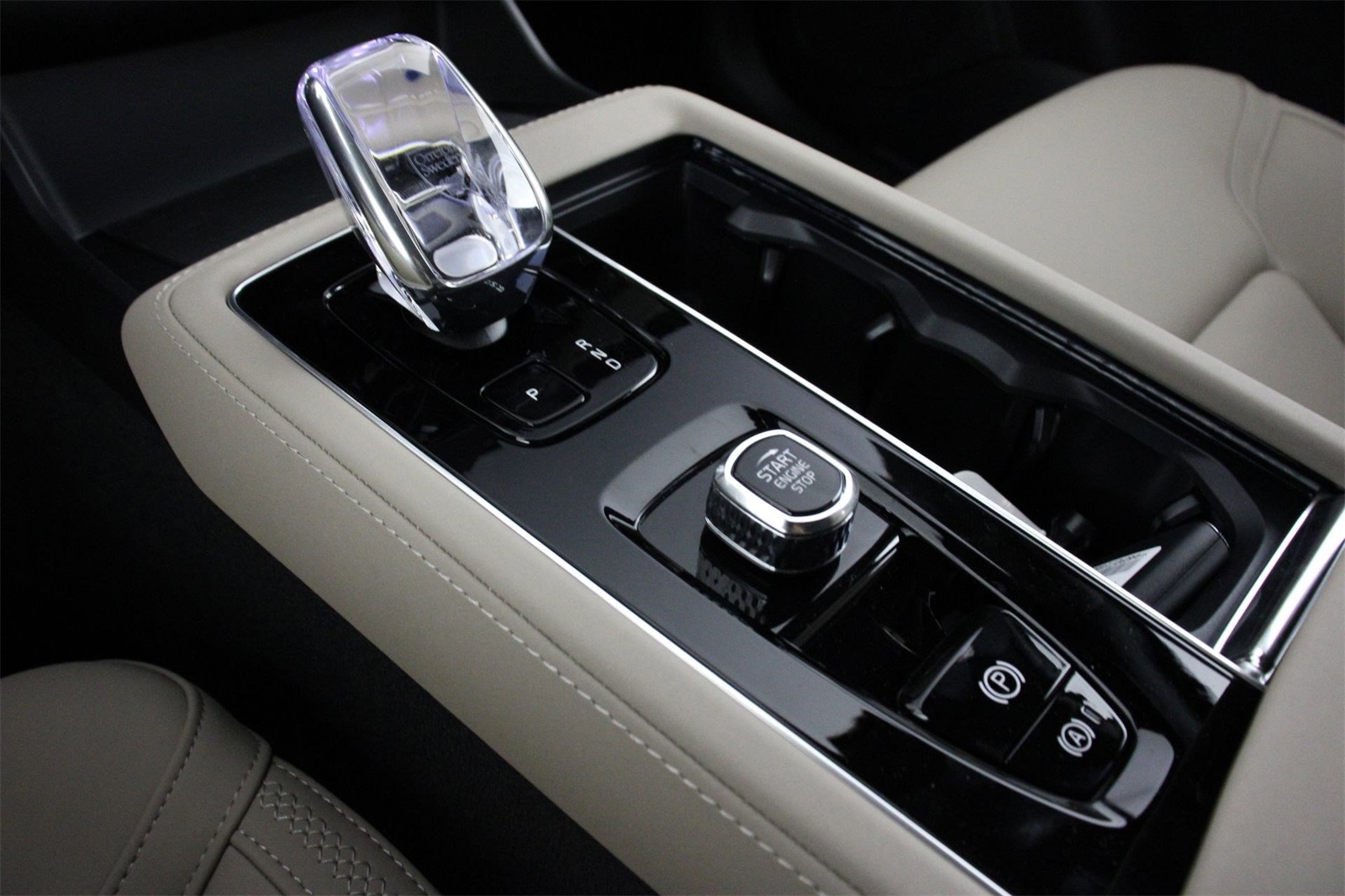 2026 Volvo XC90 T8 Plus photo 4
