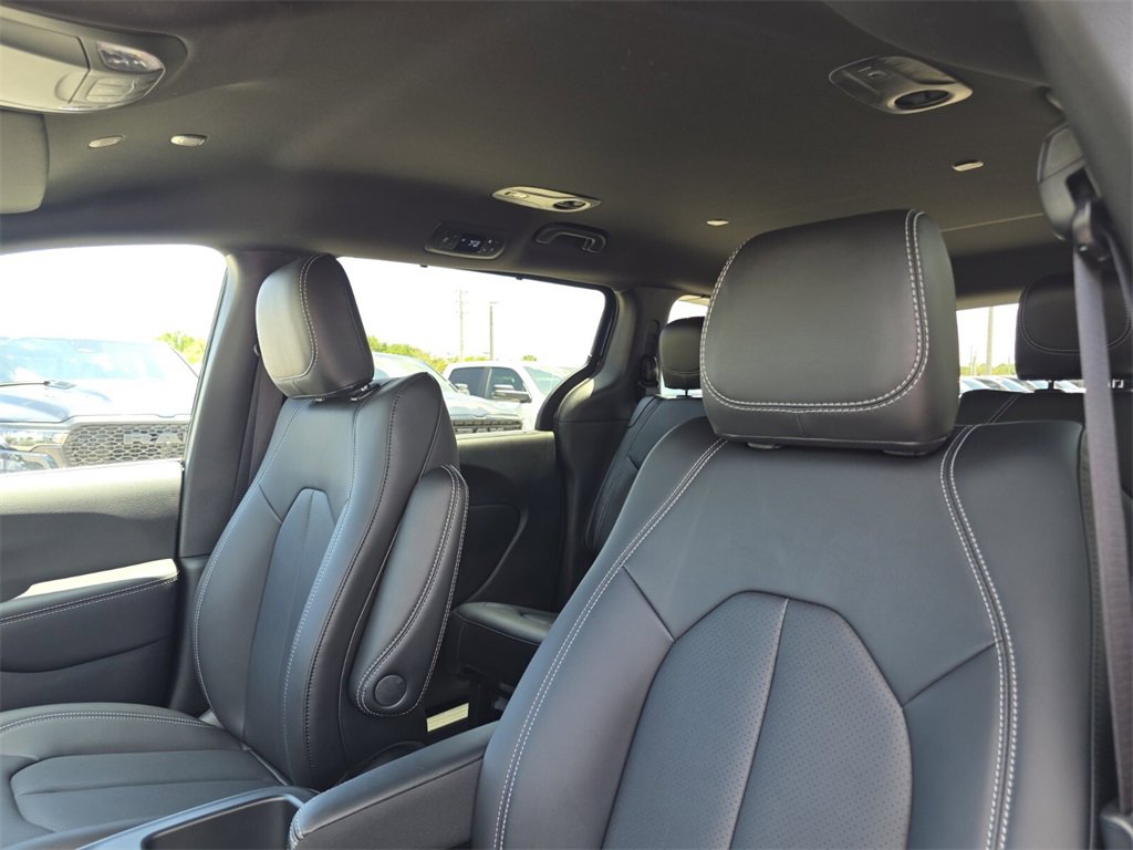 2025 Chrysler Pacifica photo 12