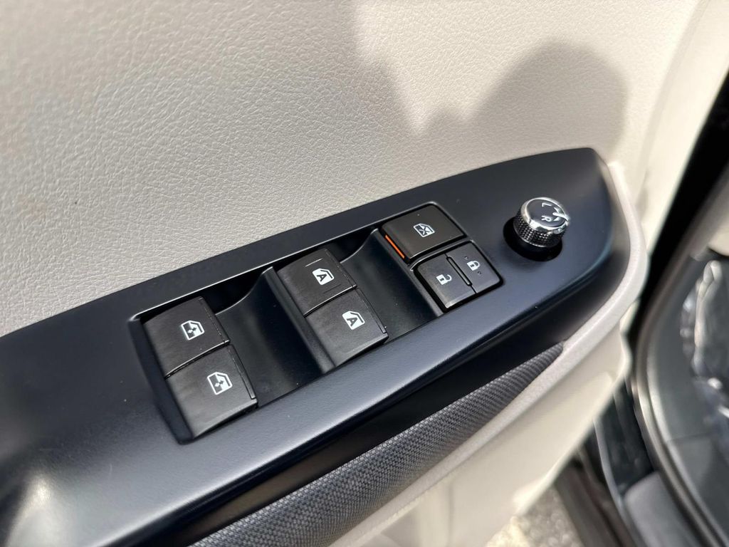 2017 Toyota Highlander LE photo 18