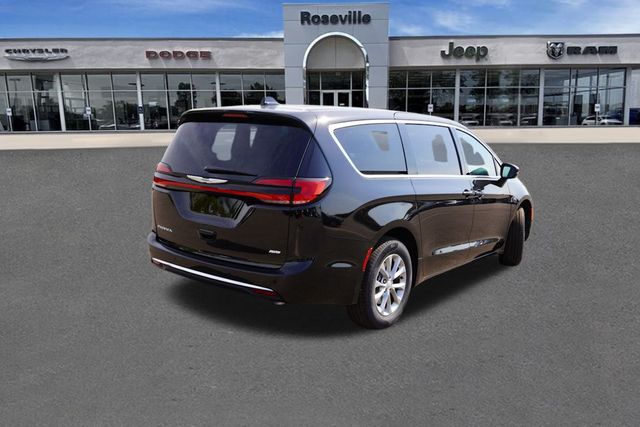 2026 Chrysler Pacifica photo 3