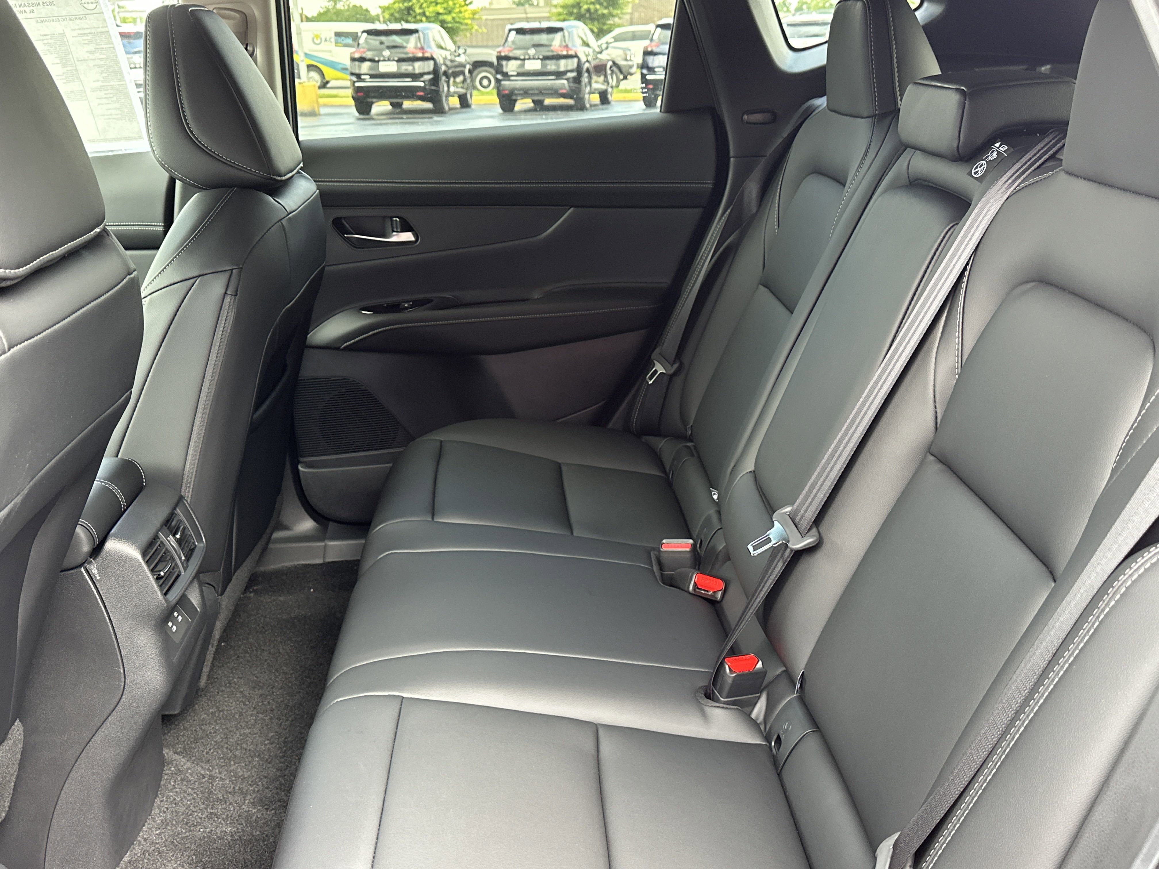 2025 Nissan Murano SL photo 2