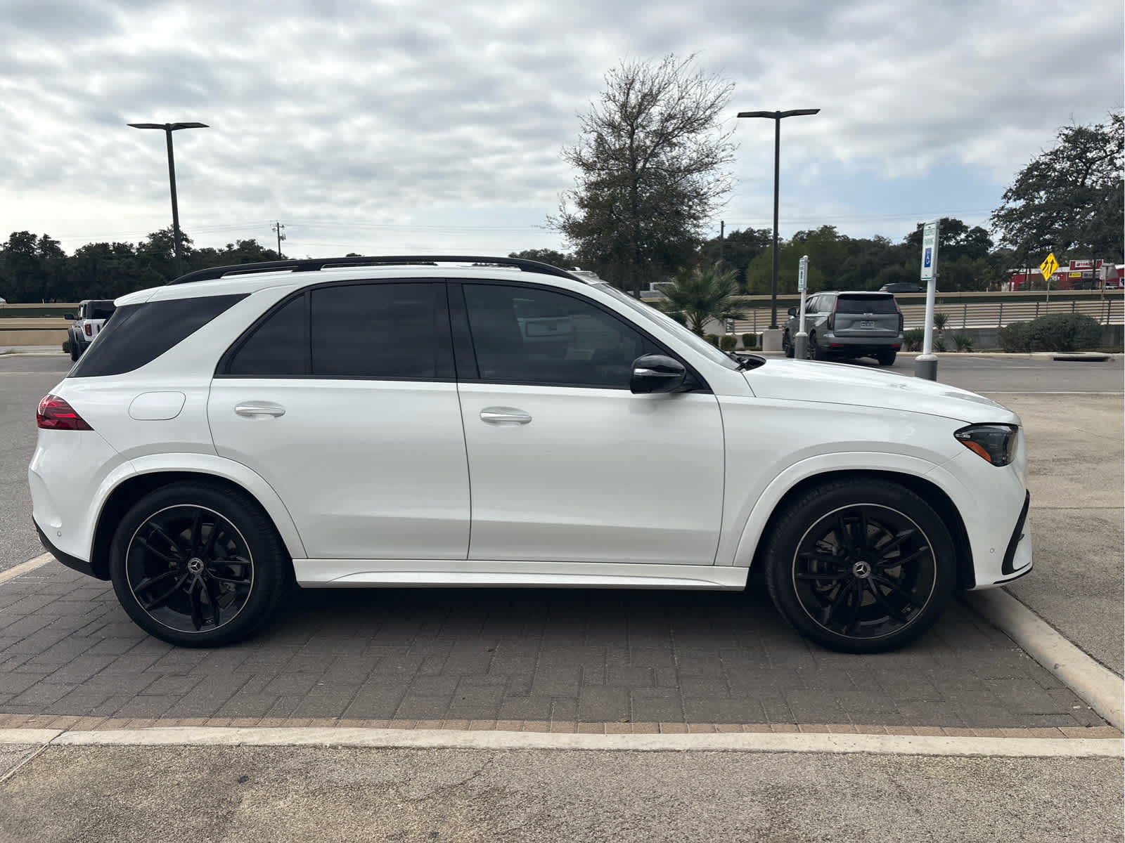 2024 Mercedes Benz GLE 580 4MATIC photo 4