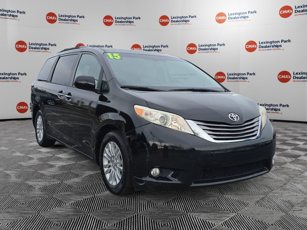 2015 Toyota Sienna XLE's photo