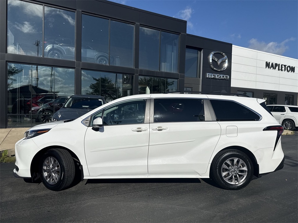 2022 Toyota Sienna LE photo 8