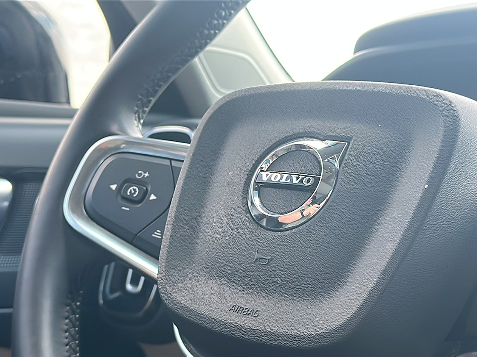 2023 Volvo XC40 Plus photo 16