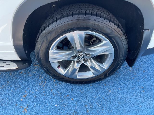 2019 Toyota Highlander LE photo 4