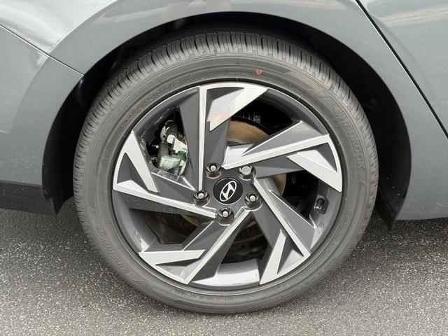 2025 Hyundai Elantra Hybrid Limited photo 3