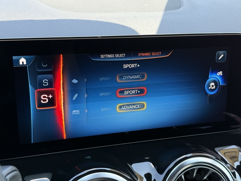 2025 Mercedes Benz GLA AMG 35 4MATIC photo 4