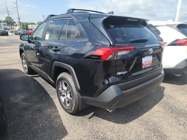 2025 Toyota RAV4 XLE photo 4