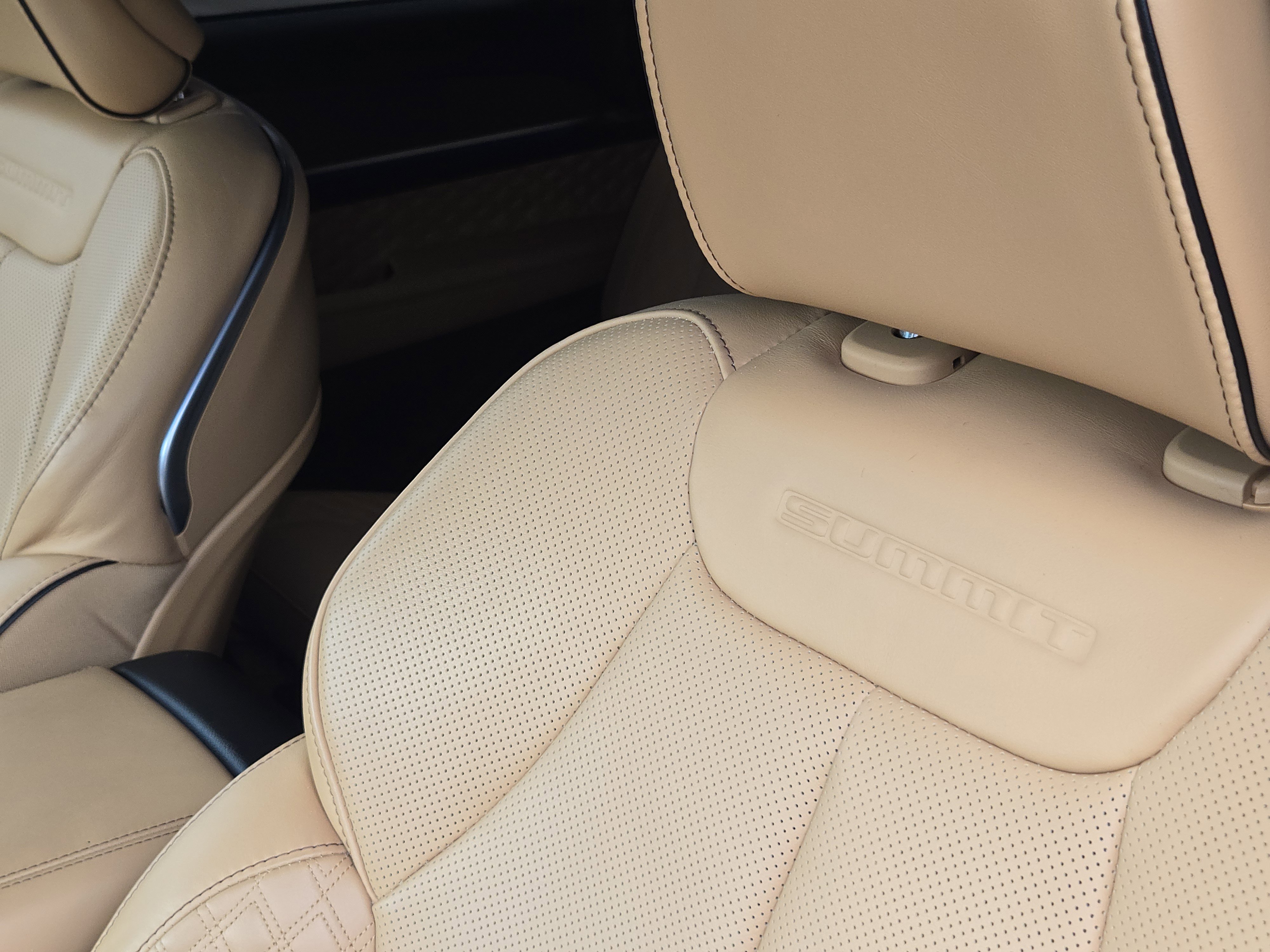 2024 Jeep Grand Cherokee L Summit photo 3
