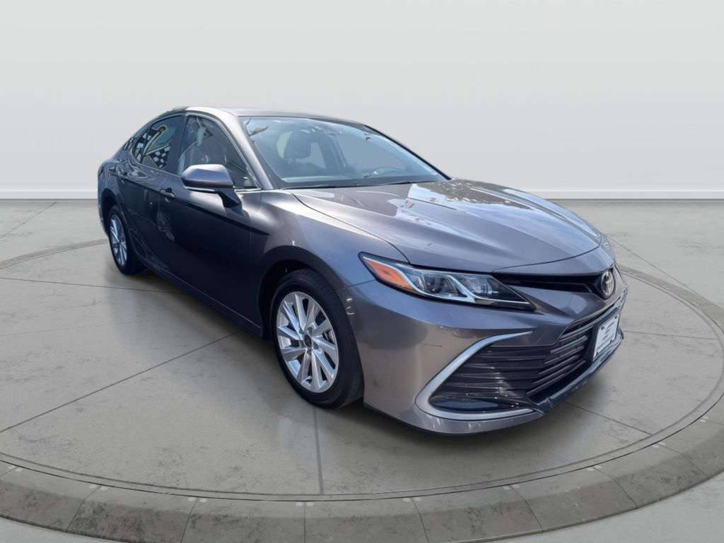 2024 Toyota Camry LE's photo