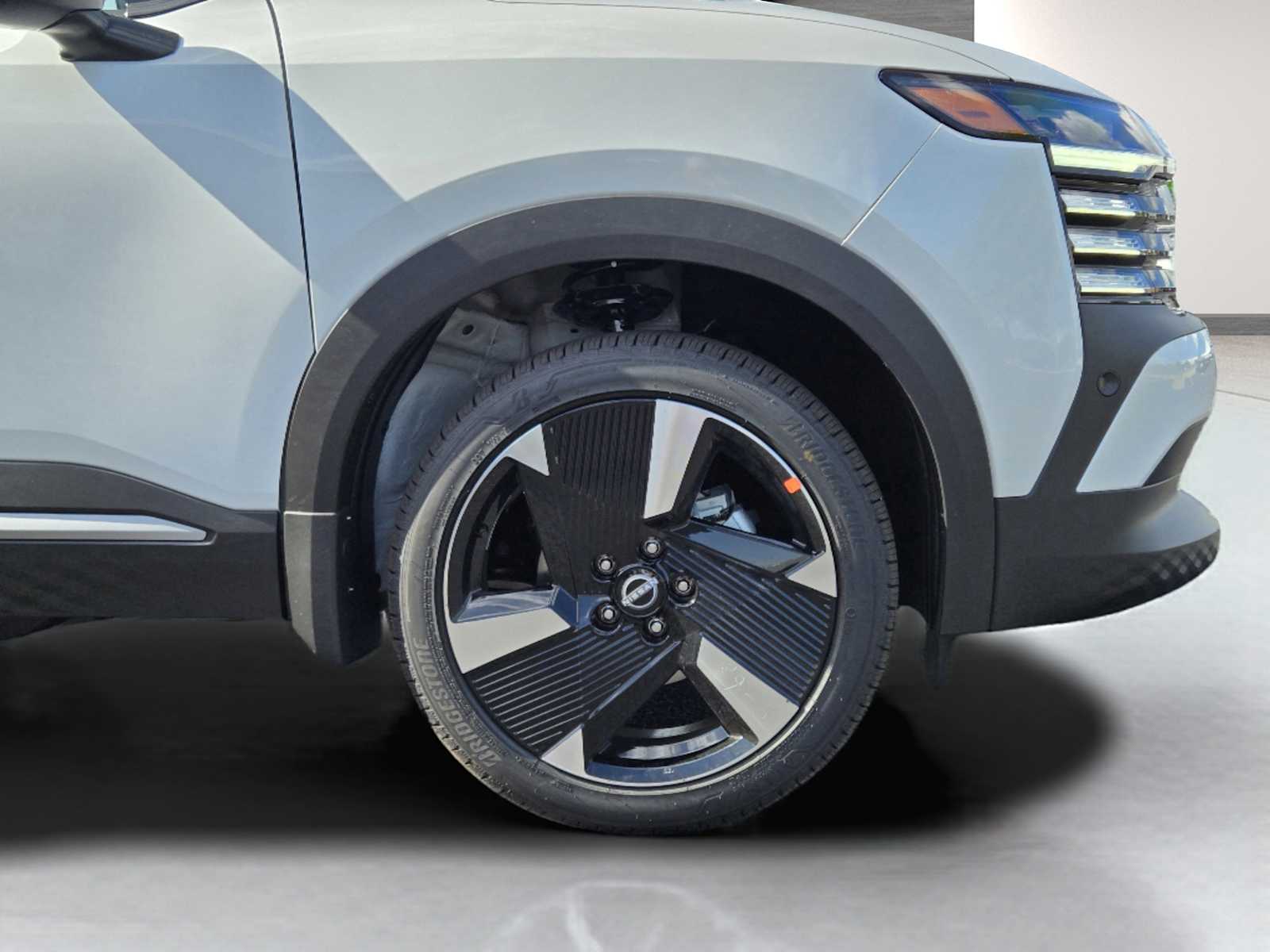 2025 Nissan Kicks SR photo 3