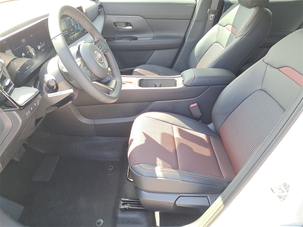 2026 Nissan Kicks SR photo 17