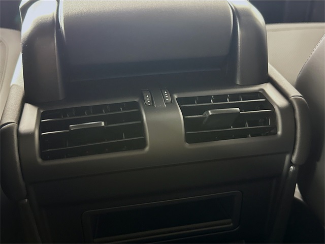 2025 Land Rover Defender 110 X-Dynamic SE photo 23