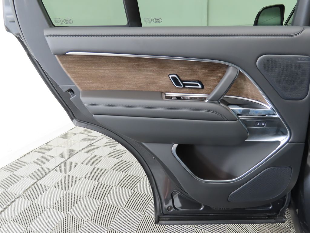 2025 Land Rover Range Rover SE photo 24