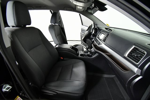 2017 Toyota Highlander LE photo 18