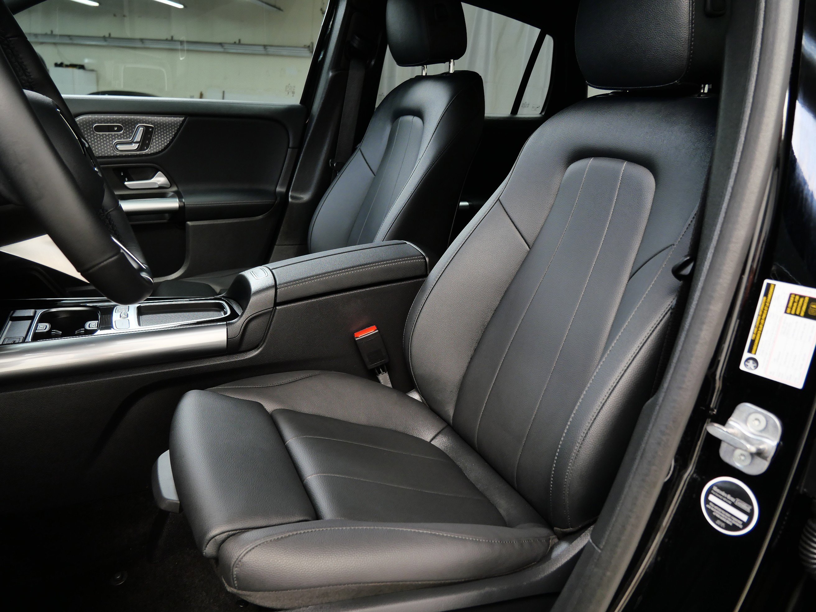 2025 Mercedes Benz GLA 250 4MATIC photo 2