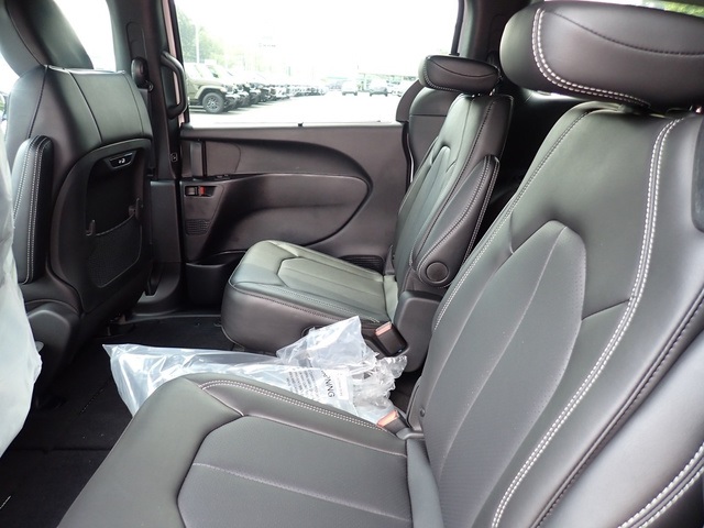2025 Chrysler Pacifica photo 12