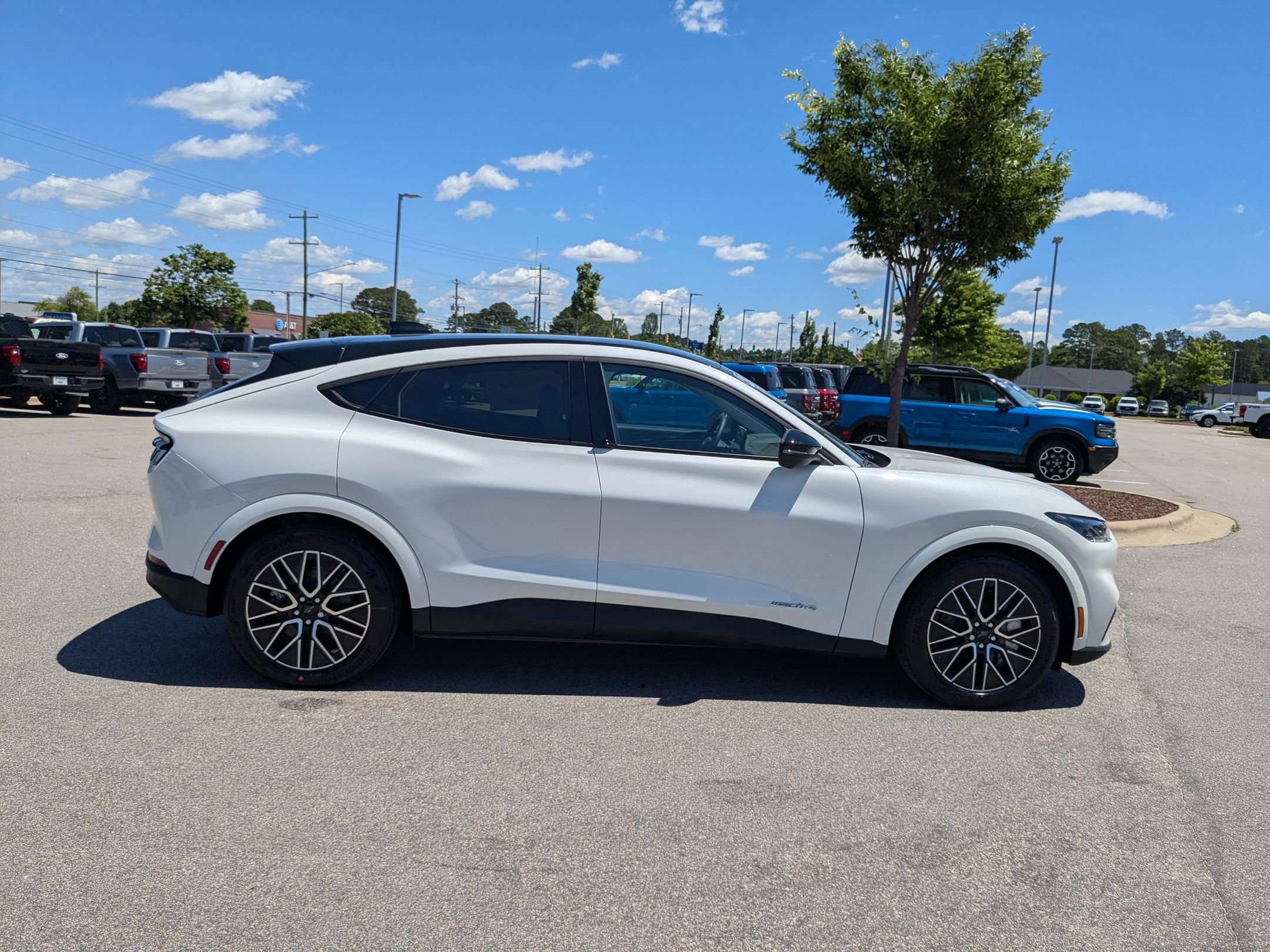 2025 Ford Mustang Mach-E Premium photo 6