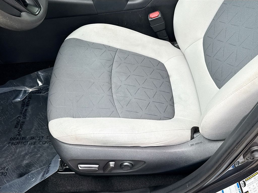 2020 Toyota RAV4 XLE photo 14