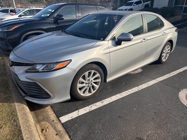 2023 Toyota Camry LE's photo