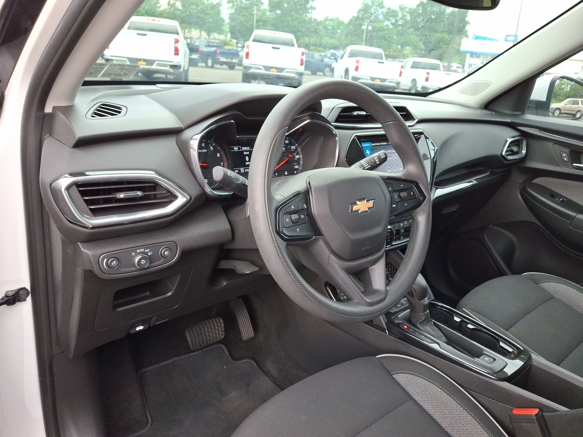 2023 Chevrolet Trailblazer LT photo 2
