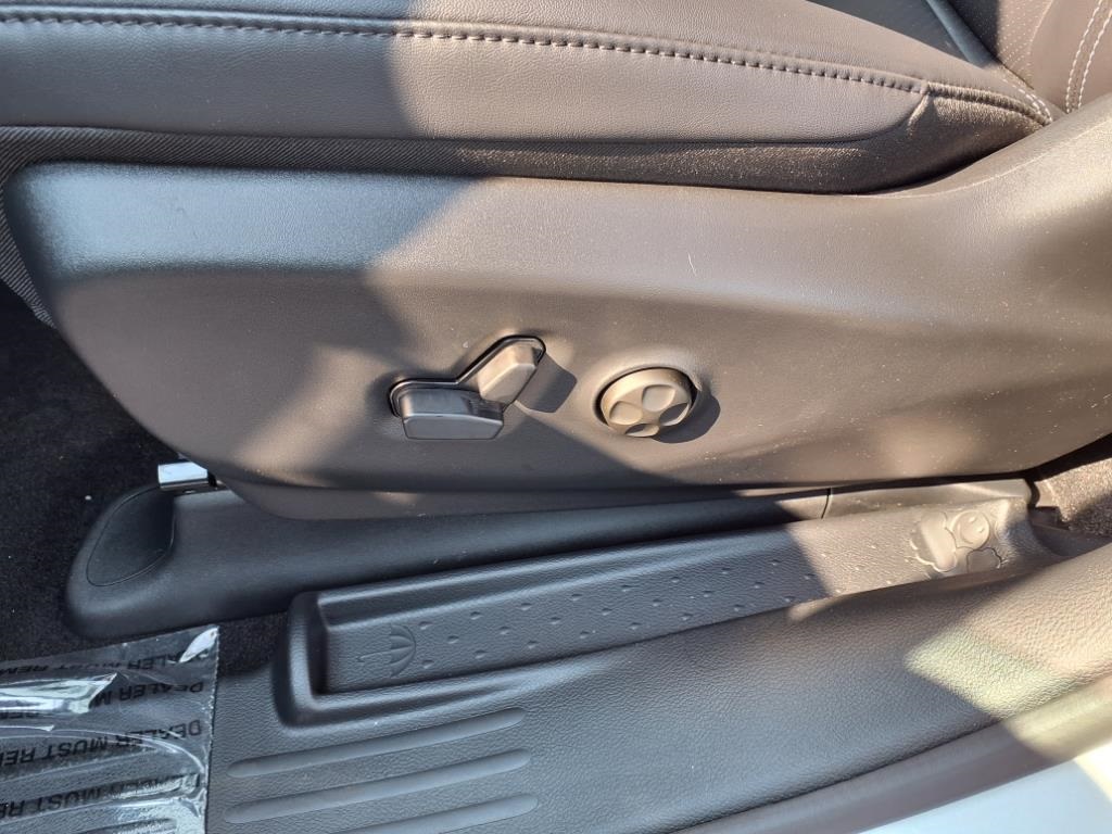 2026 Chrysler Pacifica photo 13