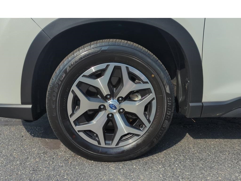 2023 Subaru Forester Premium photo 9