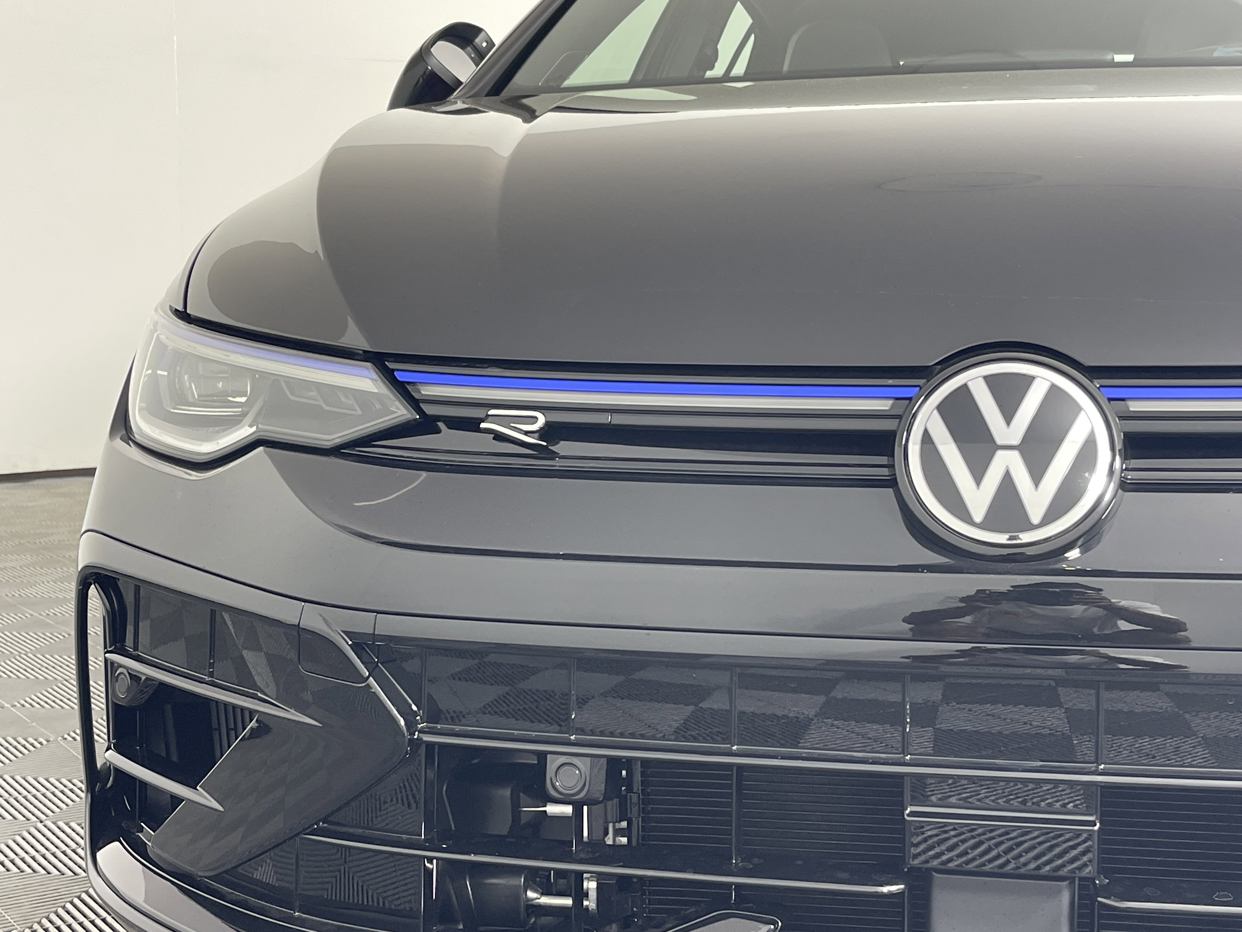 2025 Volkswagen Golf R 2.0 TSI photo 2
