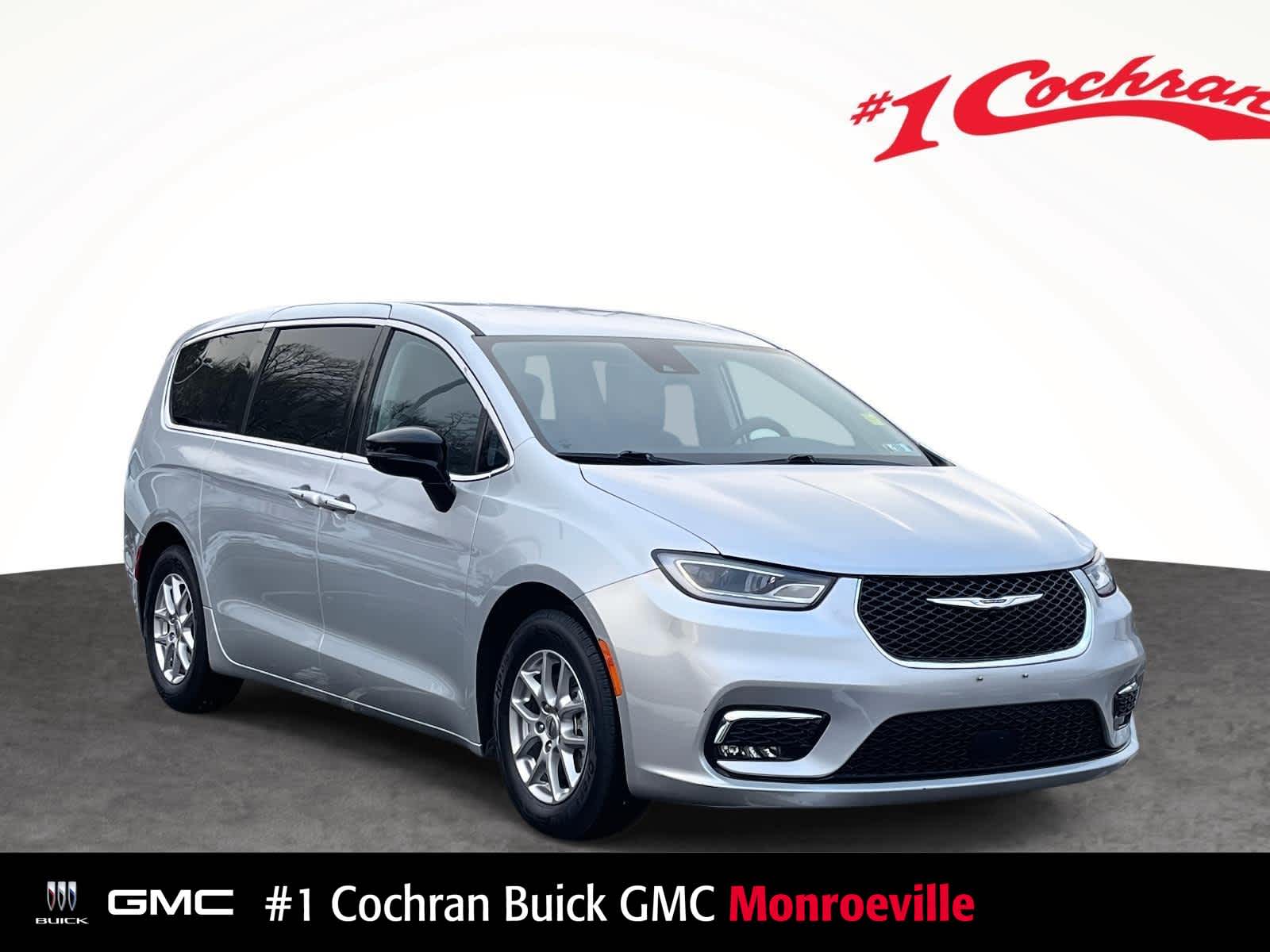 2024 Chrysler Pacifica Touring L's photo