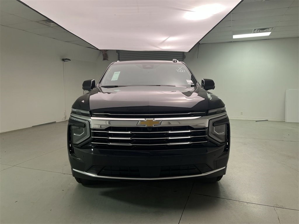 2025 Chevrolet Suburban LT photo 2
