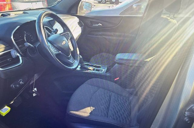 2018 Chevrolet Equinox LT photo 2