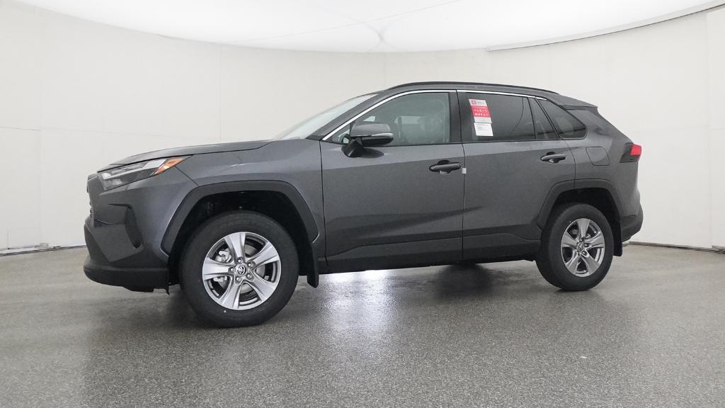 2025 Toyota RAV4 XLE photo 4