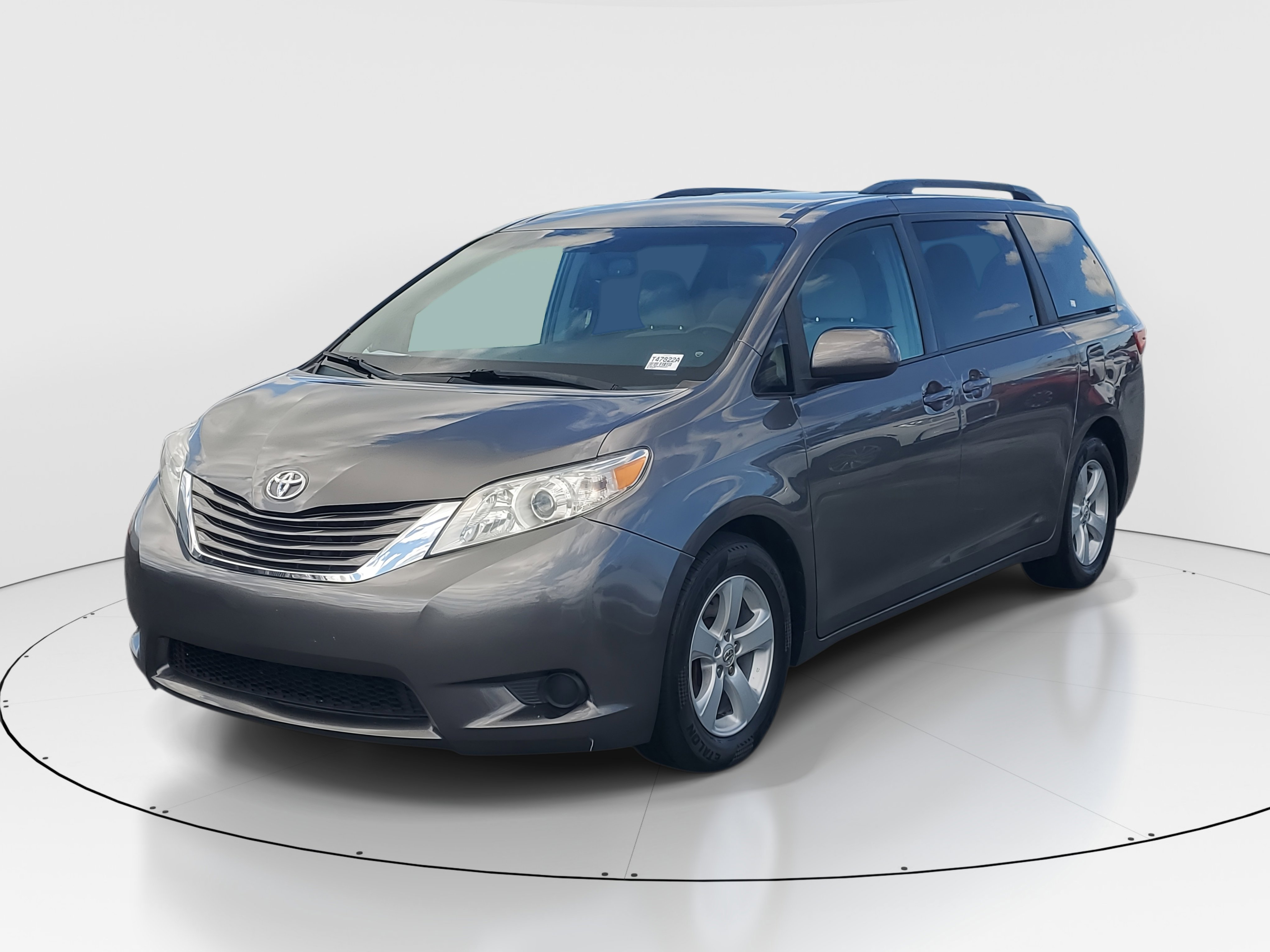 2015 Toyota Sienna LE photo 4