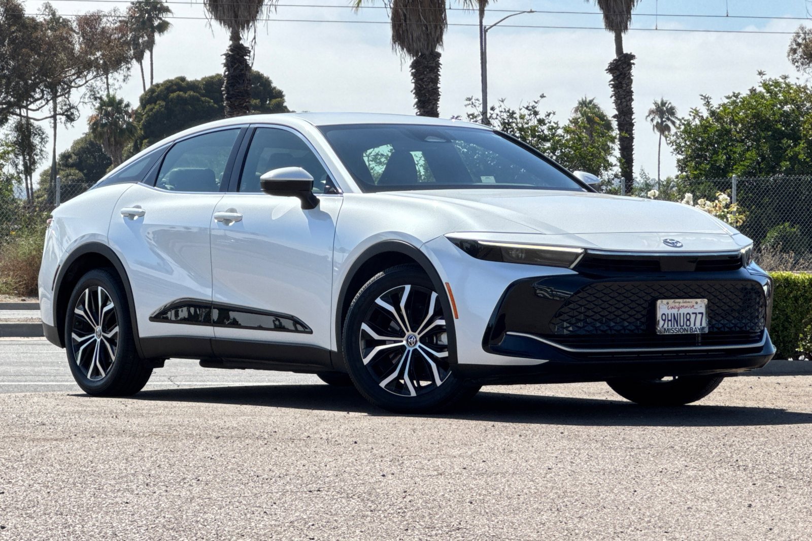 2023 Toyota Crown XLE photo 2
