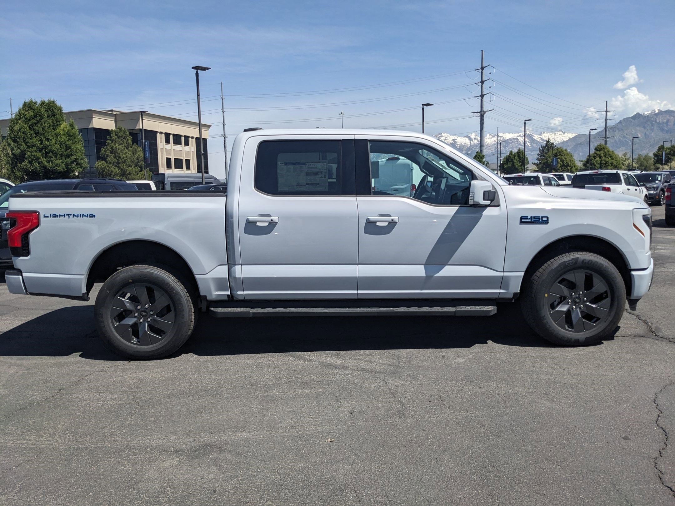 2025 Ford F-150 Lightning Lariat photo 2