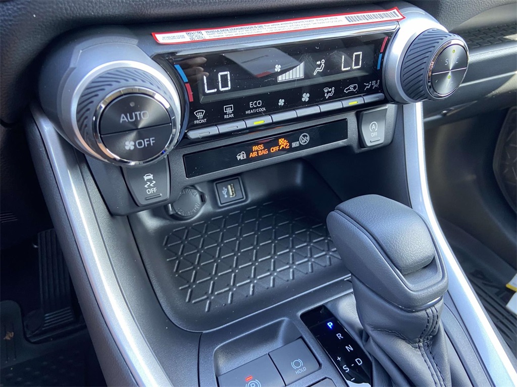 2025 Toyota RAV4 XLE photo 16