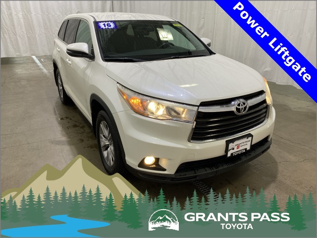 2016 Toyota Highlander LE Plus's photo