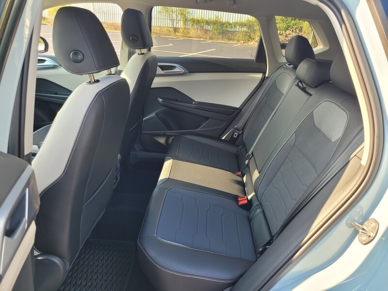 2025 Volkswagen Taos SE photo 4