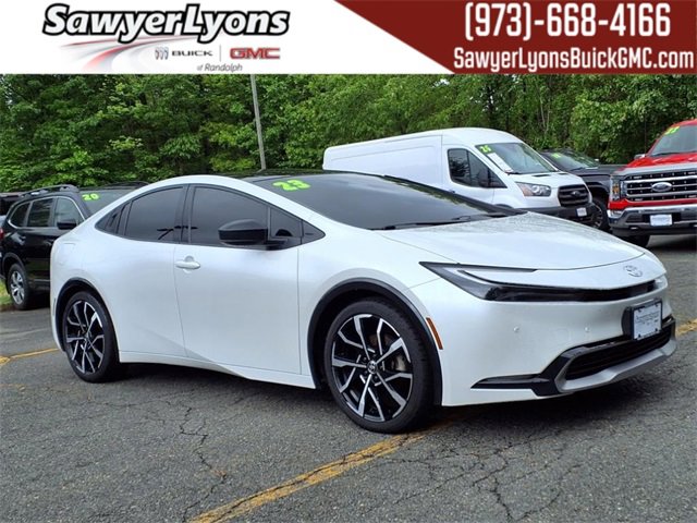 Used 2023  Toyota SE image 1